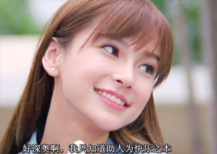 一次聚会上,黄晓明通过香港演员黄百鸣认识了angelababy,彼时的杨颖刚