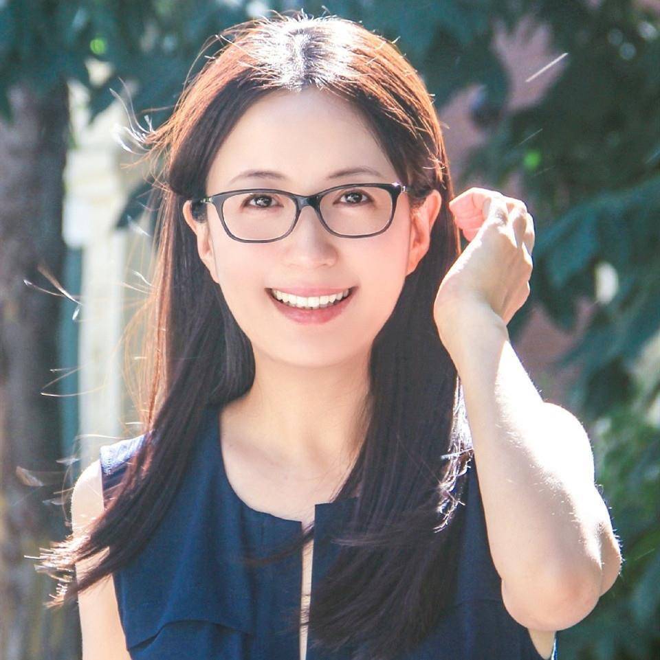 功夫不负有心人,还没有毕业的杨童舒就被电视看中成为了一名主持人