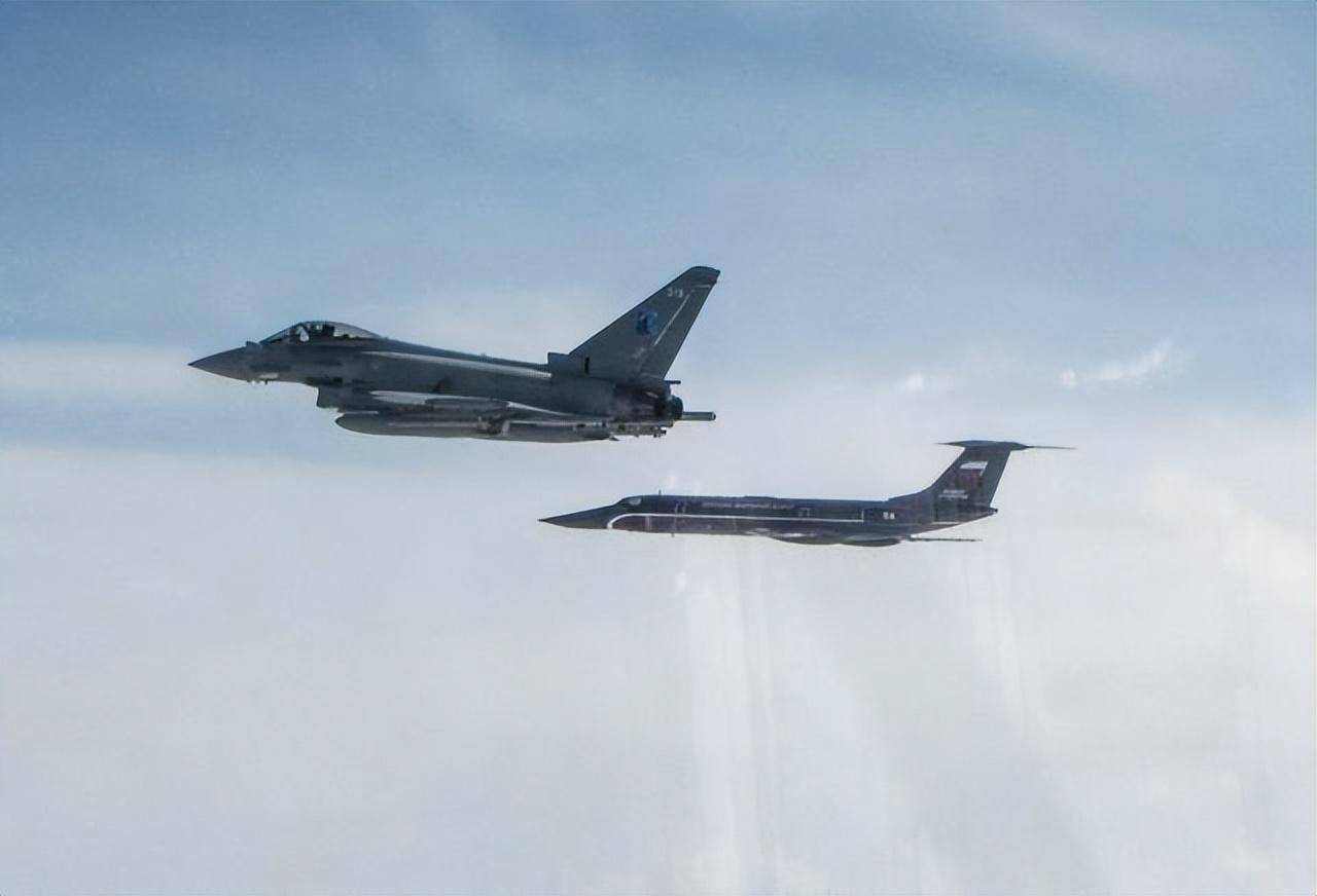 突发!俄军苏-30战机紧急升空拦截_俄罗斯_国际_行动