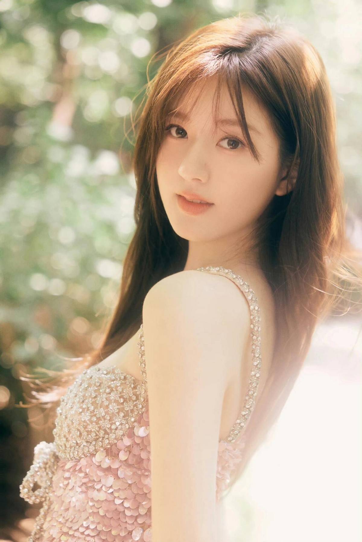 原创25岁赵露思身材真丰腴穿粉色吊带裙秒变水蜜桃性感又迷人