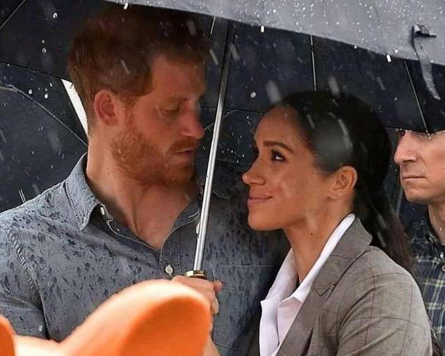 没想到二胎即将降临,梅根爱高调的毛病依旧没有改掉,在这个节骨眼上