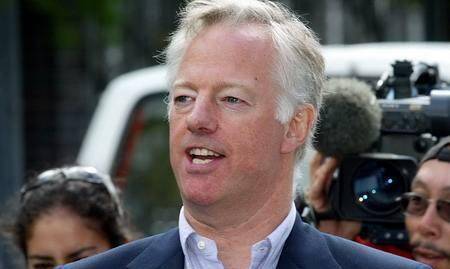 后面,撒切尔的儿子马克也要利用母亲的权势"牟利",因此被称为"商界