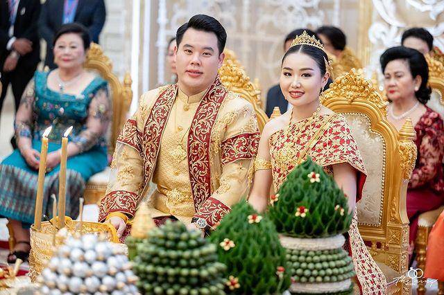 而这次,柬埔寨首相夫妇也是盛装出席婚礼,尤其是柬埔寨第一夫人碧占莫