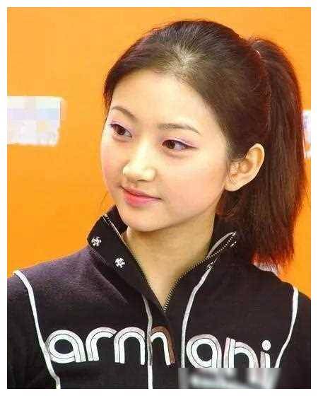 嘿嘿嘿,各位听说了吧,景甜原本出生在一个普通家庭,可是她的崛起之路