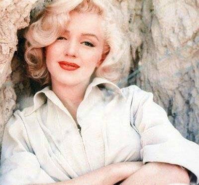 姿势古怪,过了44年,fbi 才公开她的死因_肯尼迪_玛丽莲·梦露_安眠药