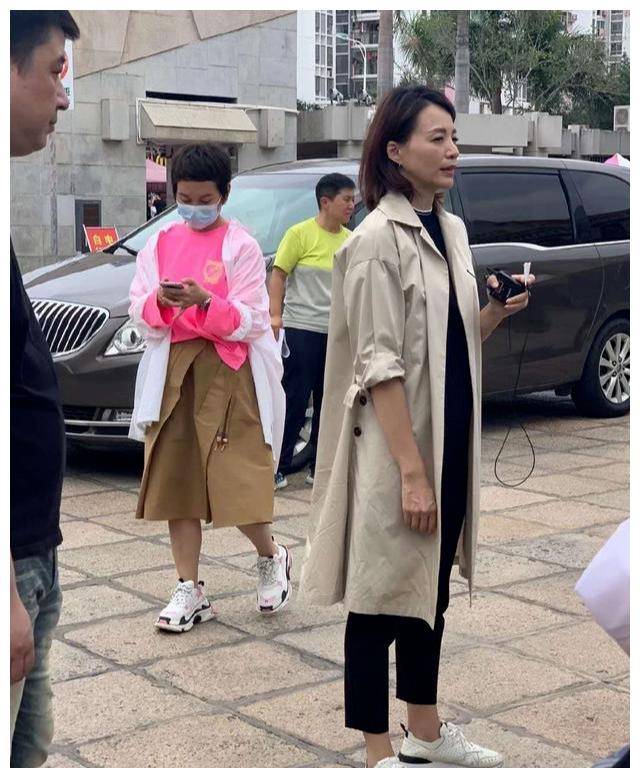 董卿惊艳现身动物园素颜老态可掬头发凌乱气质不再