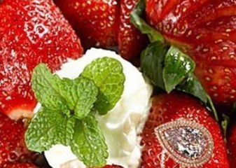 第4个是草莓阿诺,这种水果也一般都是出现在一些高级的餐厅里边,而且