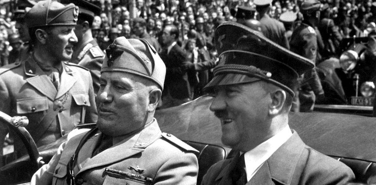 墨索里尼与希特勒合照这就给了墨索里尼非常大的空间,墨索里尼另辟