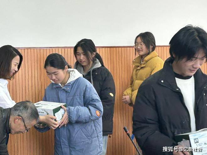 学生们再次见到熟悉而亲切的赵红燕时,顿时响起雷鸣