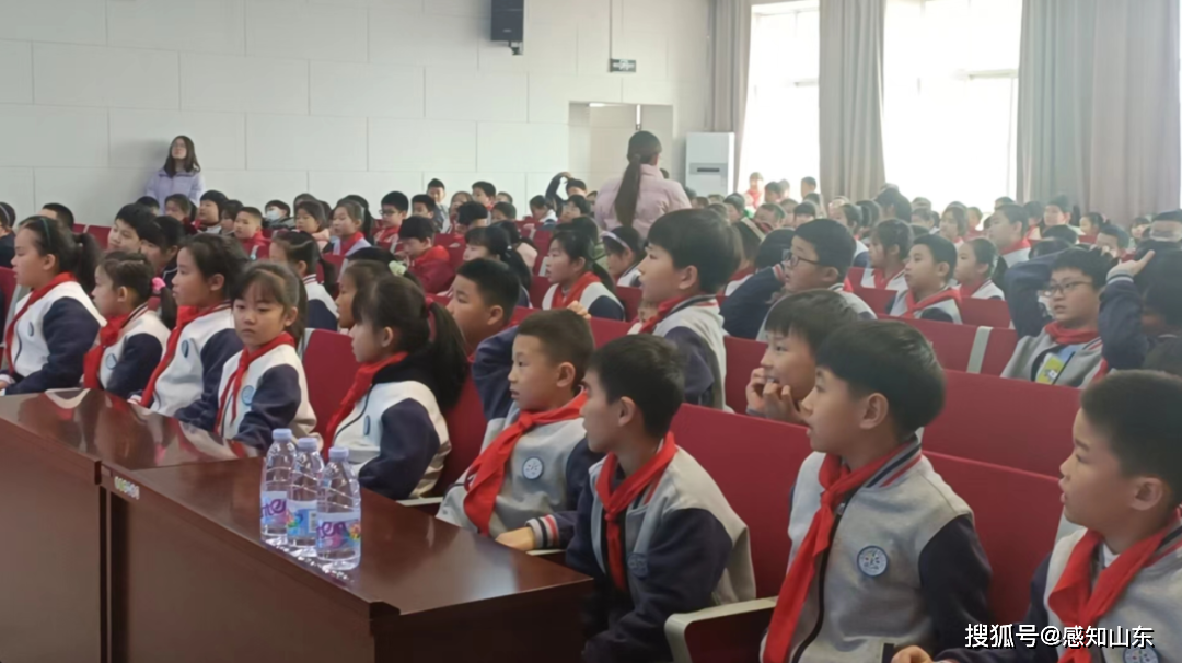 有害垃圾放红桶绿色家园共分享主题宣讲走进烟台市芝罘区西牟小学