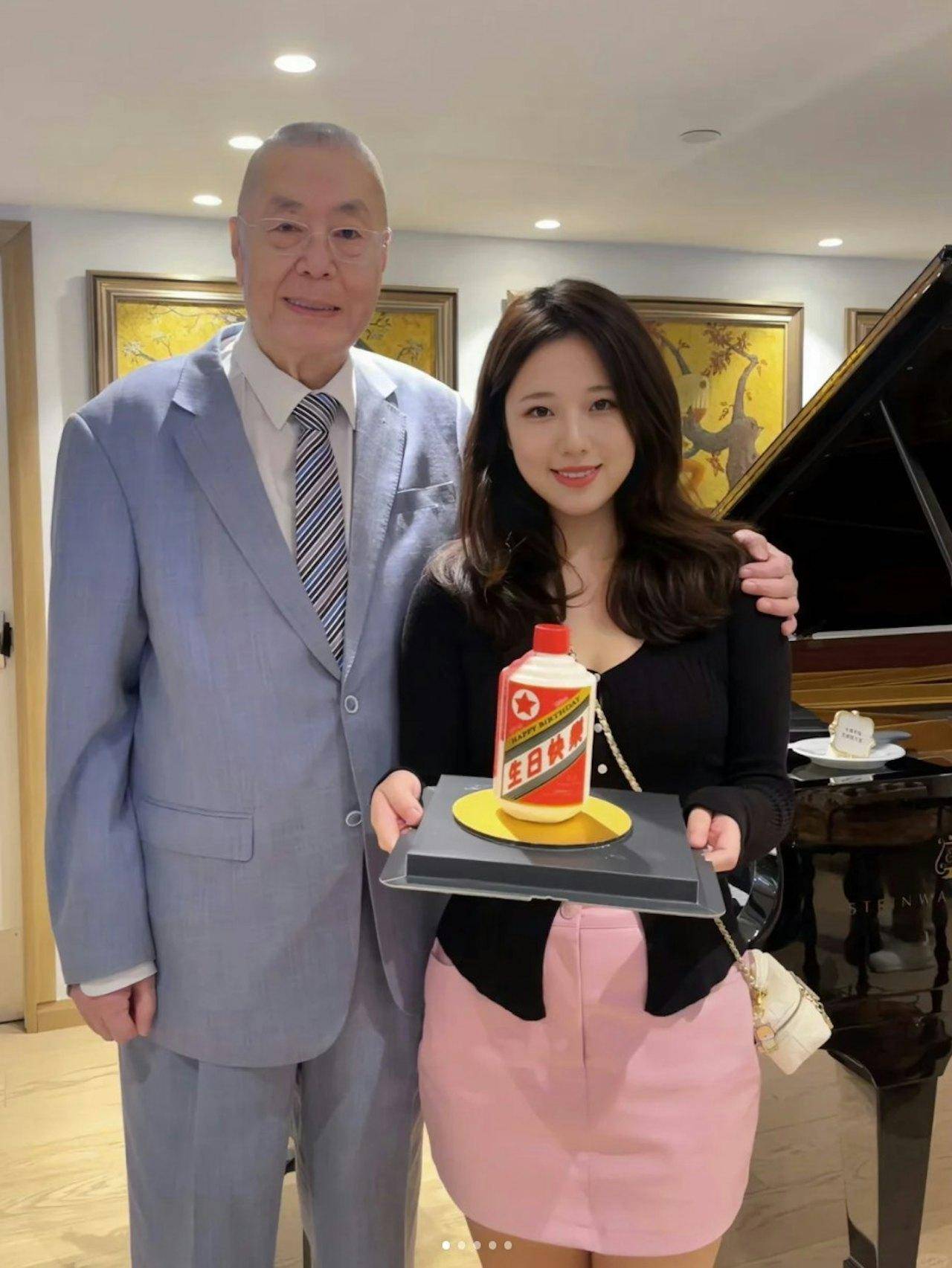 刘诗昆过85岁生日,抱3岁爱女吹蜡烛好温馨,与退选港姐搭肩合照_蓓蓓