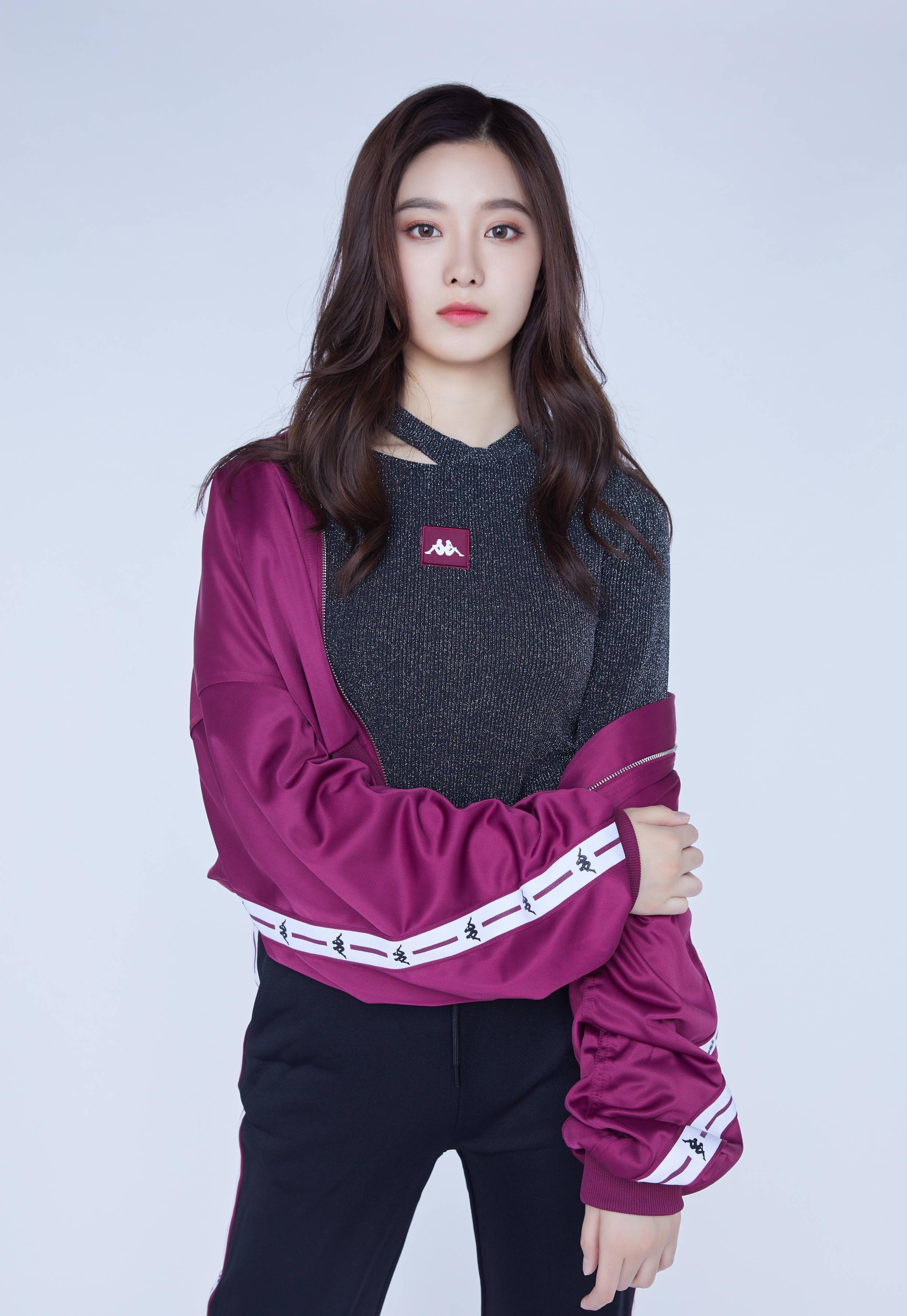 23岁徐艺洋时尚撩人,一身金色发光造型,搭配过膝长筒靴秀长腿!_黑色_