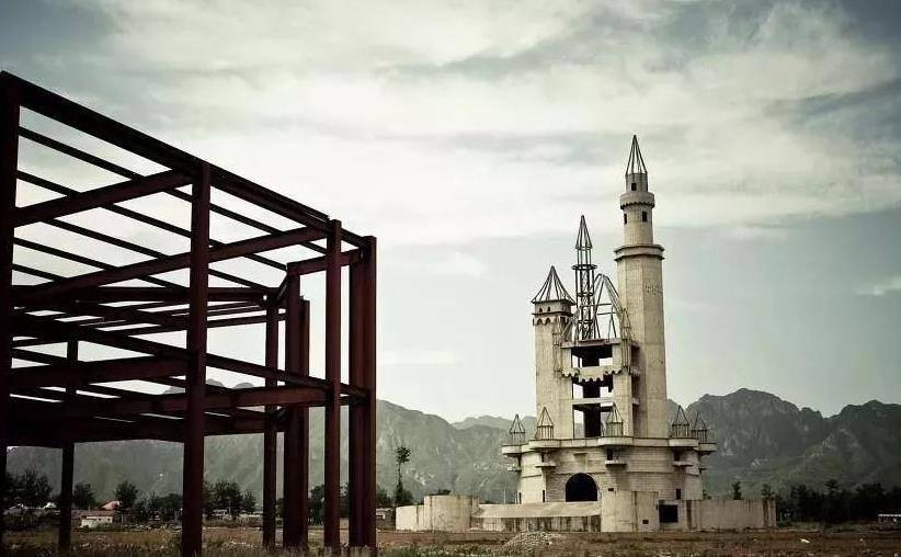 可是好景不长,整座工程还未建设一半,沃德兰乐园就