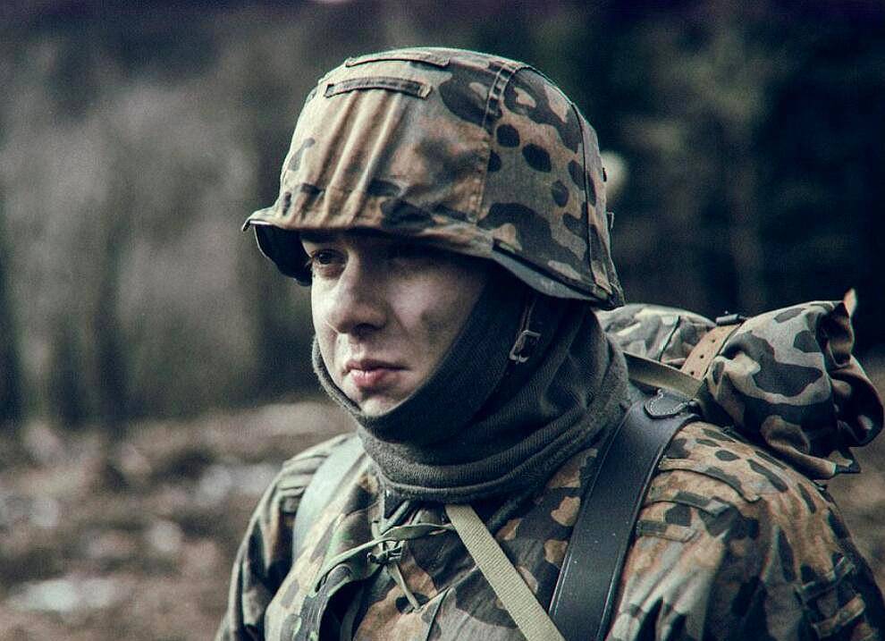 是否觉得作为军人不应该对平民和战俘实行暴力,但是也佩服他们冷酷无