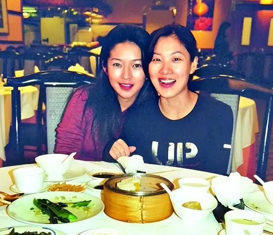 梁锦松金屋藏娇的老婆原来是她伏明霞黑裙紧身裤被爱情滋养的女人太美