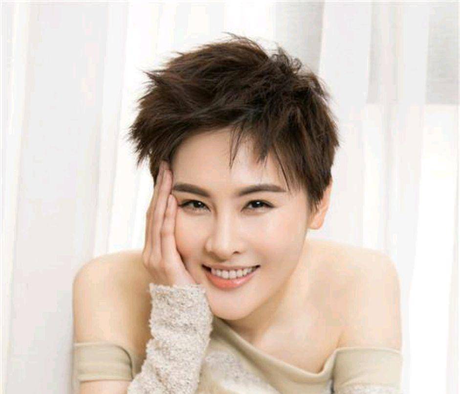 刘南希,在2006年演了个长篇连续剧画家村》,然后就这么一脚踏进了演艺