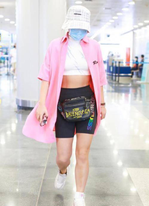 原创28岁王菊穿彩虹款泳衣自拍粉色卷发像芭比打扮减龄时尚有个性