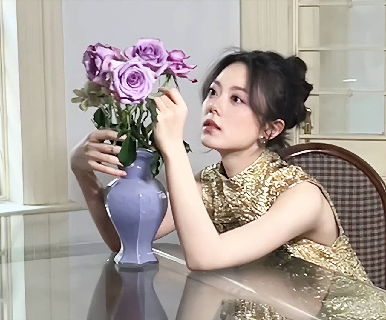 原创赵今麦无袖鎏金裙亮相少女感十足妥妥的少女范儿