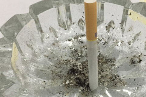 吸烟有害健康如果在错误的时间段抽烟肺部可能会加倍受伤