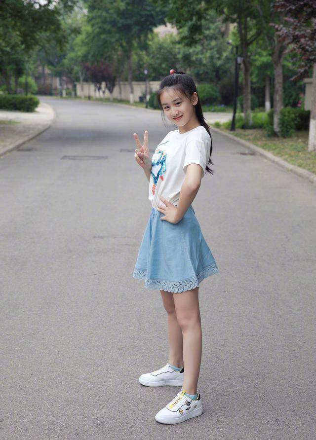 12岁森碟也长大了t恤搭短裙变身滑板少女真是肤白貌美大长腿