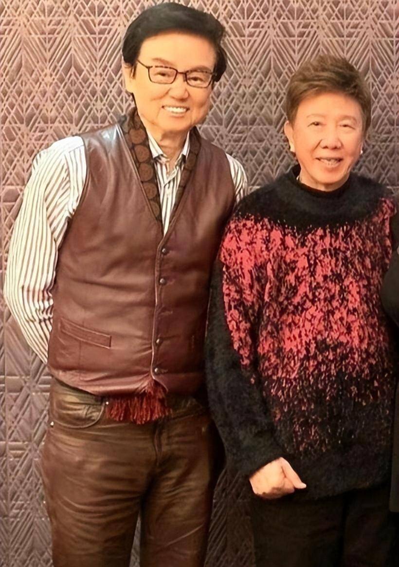 叶子楣和黄百鸣尹光等老友罕见同框,57岁的她差点认不出来_陈欣健_现