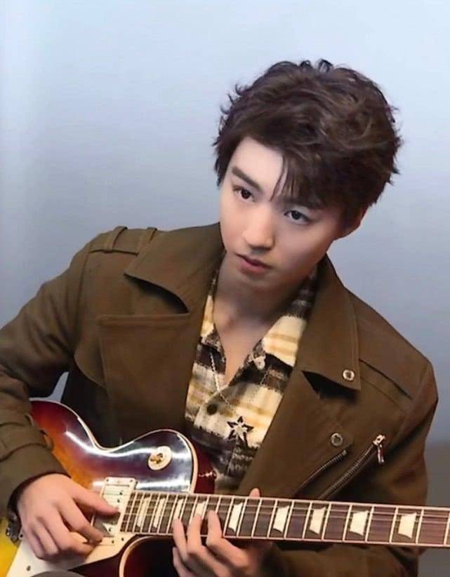 王俊凯为了穿出摇滚风故意用记号笔在裤子上画几笔结果是真的潮