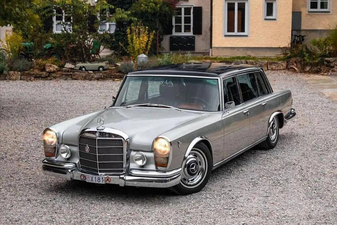 600,约翰列侬也拥有一辆梅赛德斯-奔驰 600 普尔曼