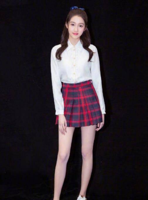 不过小编认为,关晓彤全身上下,最有特点和吸引力的,应该是关晓彤的腿.