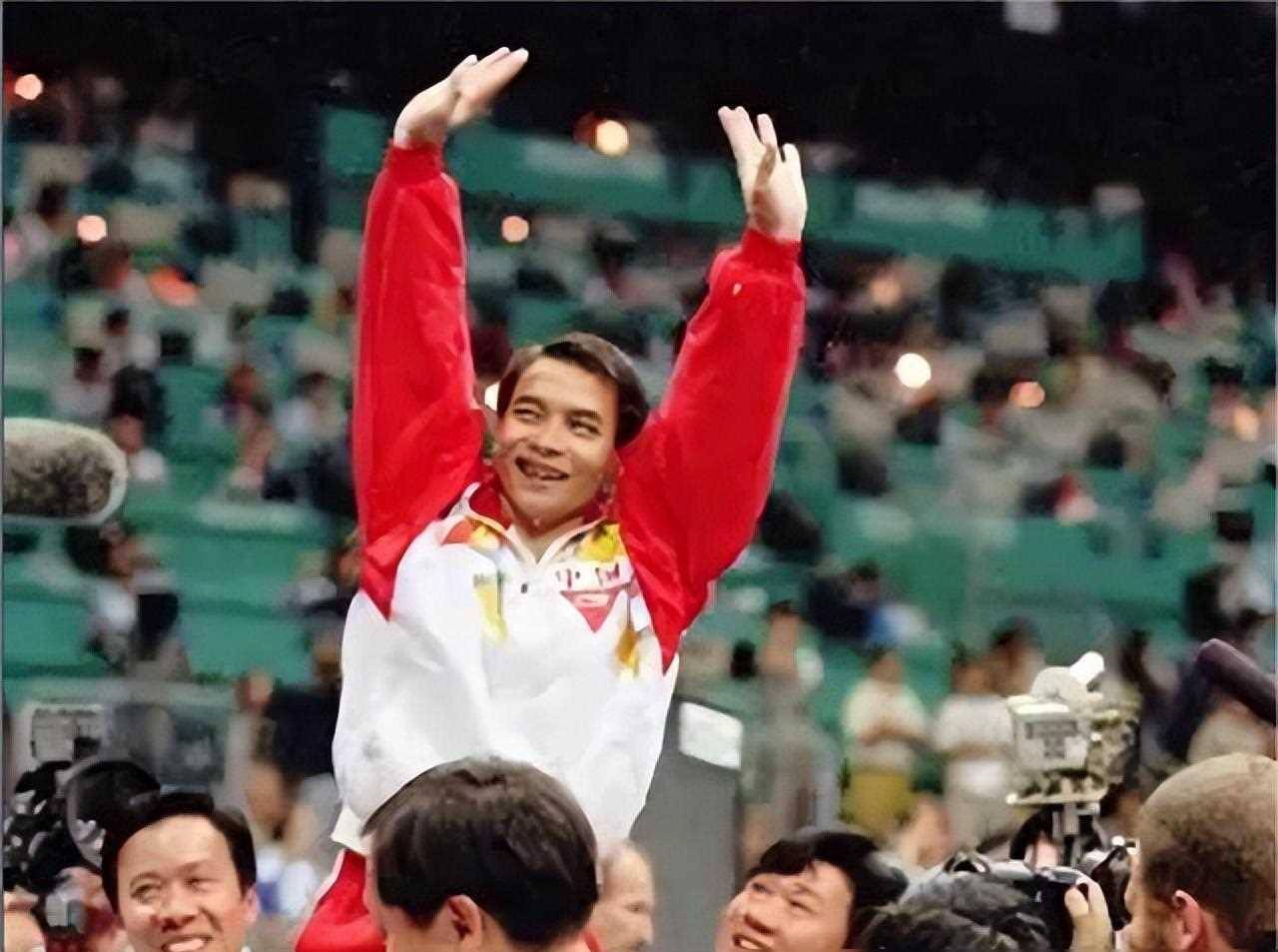 1米6奥运冠军李小双把1米68女歌星娶回家,如今当总裁身价数_生活_人生