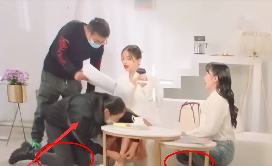 原创换鞋两人伺候助理跪地收音片酬高到离谱谁还在心疼明星