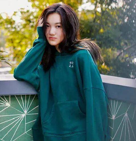 王菲女儿李嫣现身闺蜜朋友圈,脸被遮住了,黑色长直发,个性十足_李亚鹏