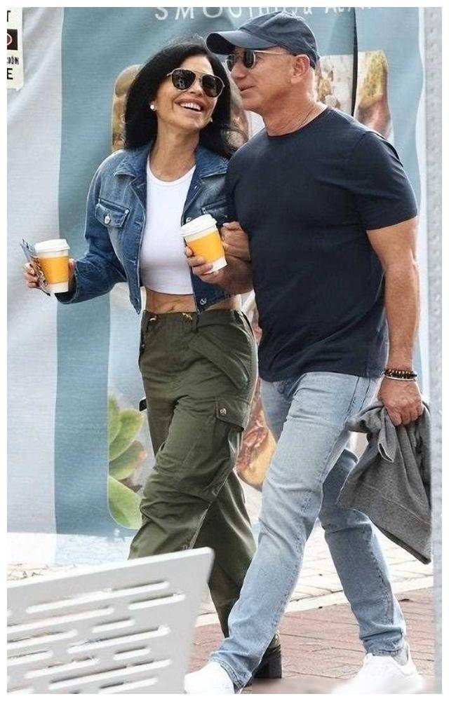 头乌黑亮丽的长发,那儿垂啊,和之前乱糟糟的发型呈现出了绝对的反差啊