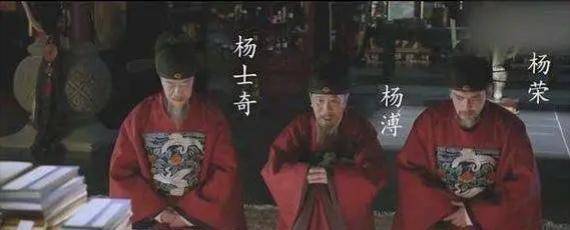 明英宗登基后,逐渐开始宠信宦官王振,同时也认为杨溥已渐老迈,应多加