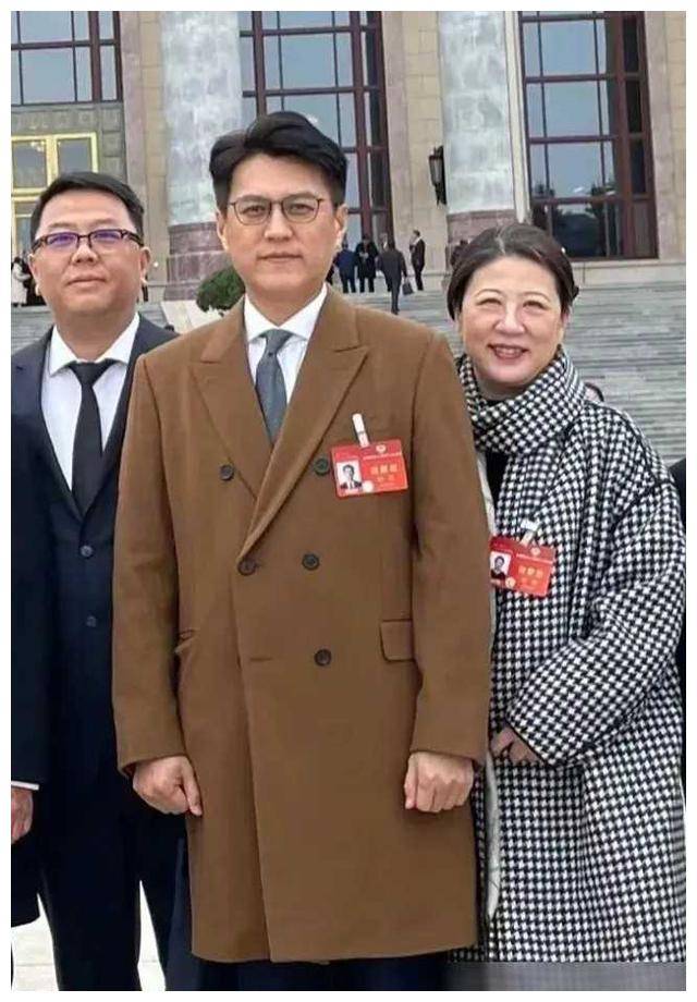 明星大改形象,甄子丹靳东超低调,霍启刚奢华领带惹关注_两会_姚明