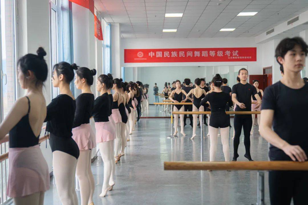 原中央芭蕾舞团主要演员国家一级演员黄震老师大师课圆满落幕