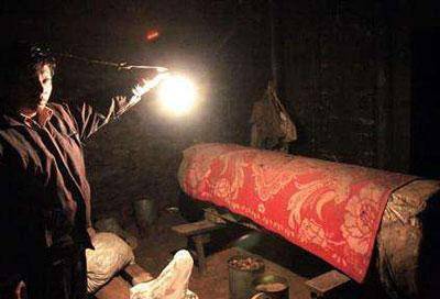 整个村子集体盗墓一夜全成万元户70岁老人也背上洛阳铲