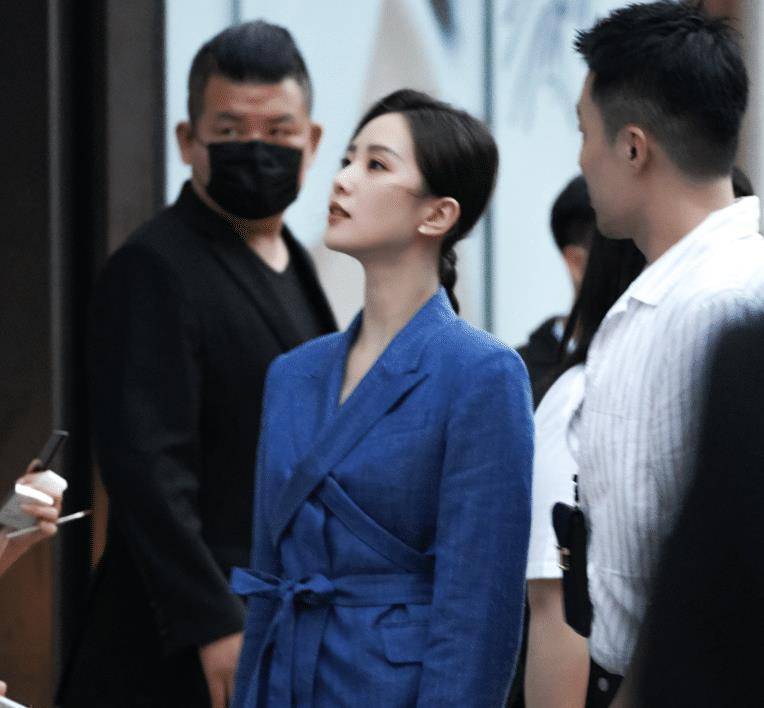 若非手头上不是有很多剧本,很多明星都是会选择直播带货,就好比如郑爽