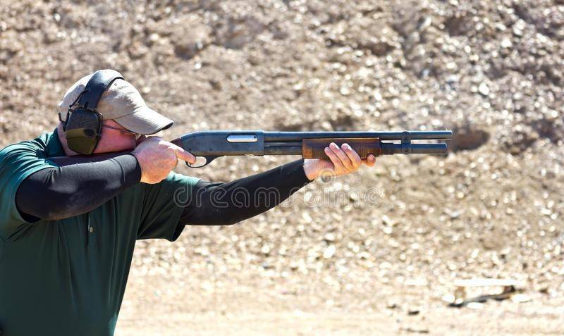 明朝的三眼铳独步天下是最早的机枪其实它只是个锤子