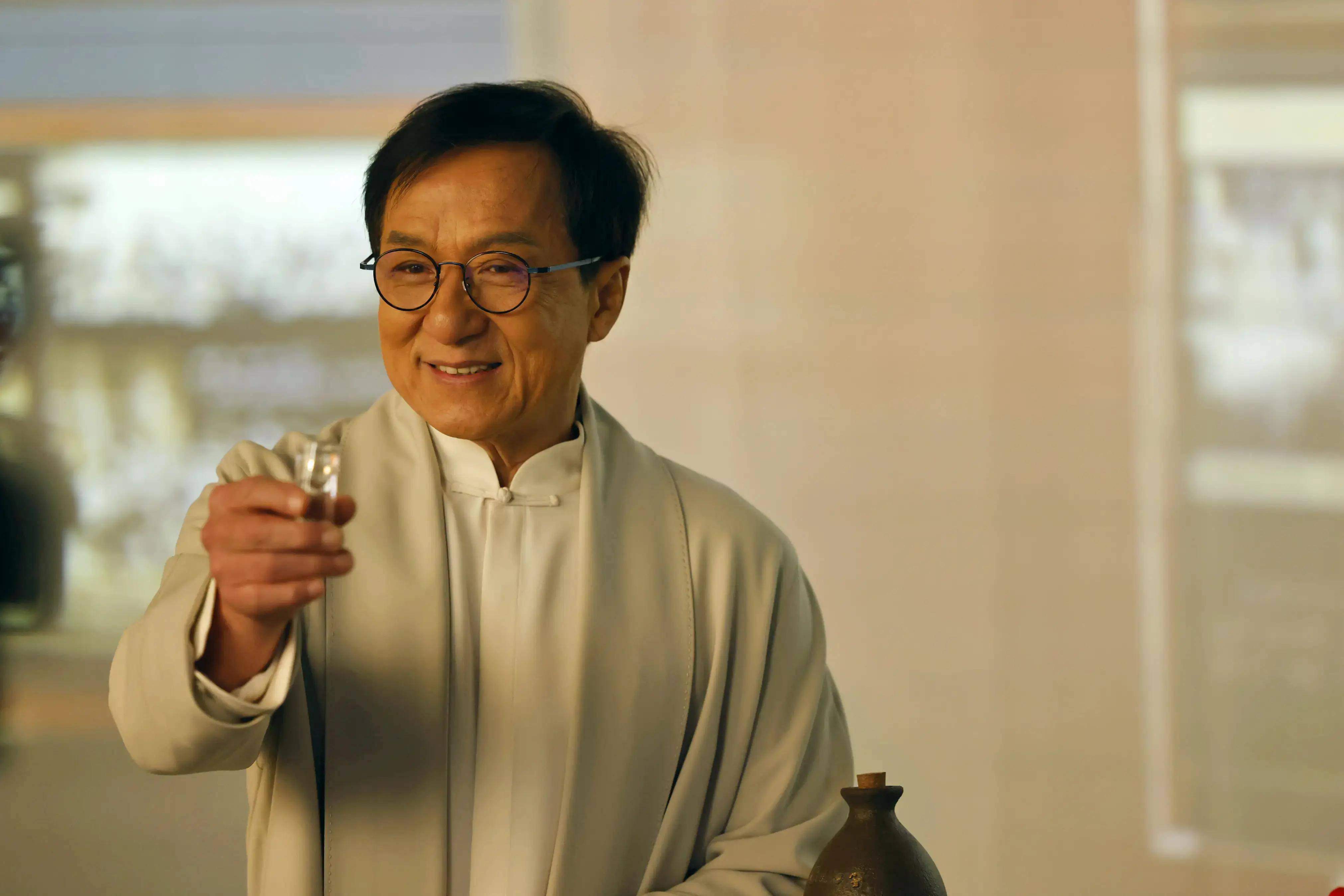 成龙头发胡子白了,英豪亦有迟暮时,网友:怎么可以老这么快呢_龙叔