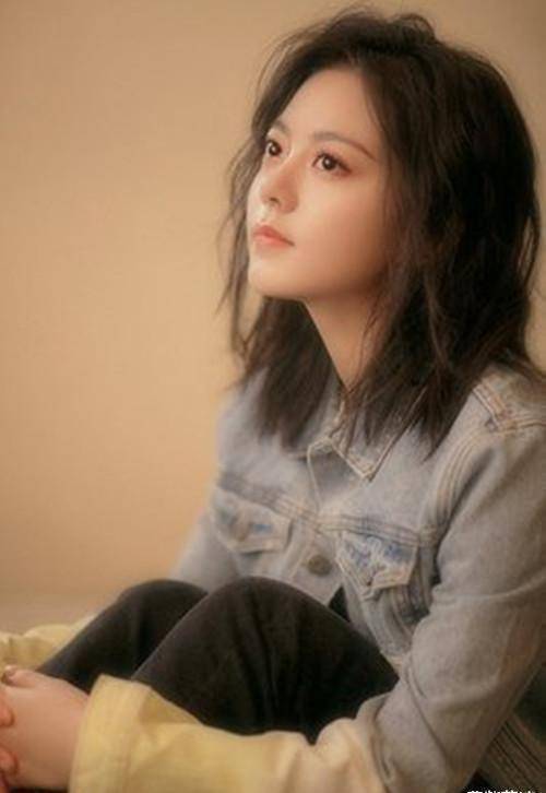 赵今麦身为一个正儿八经的00后,不像我们熟知的关晓彤,吴磊那么出名