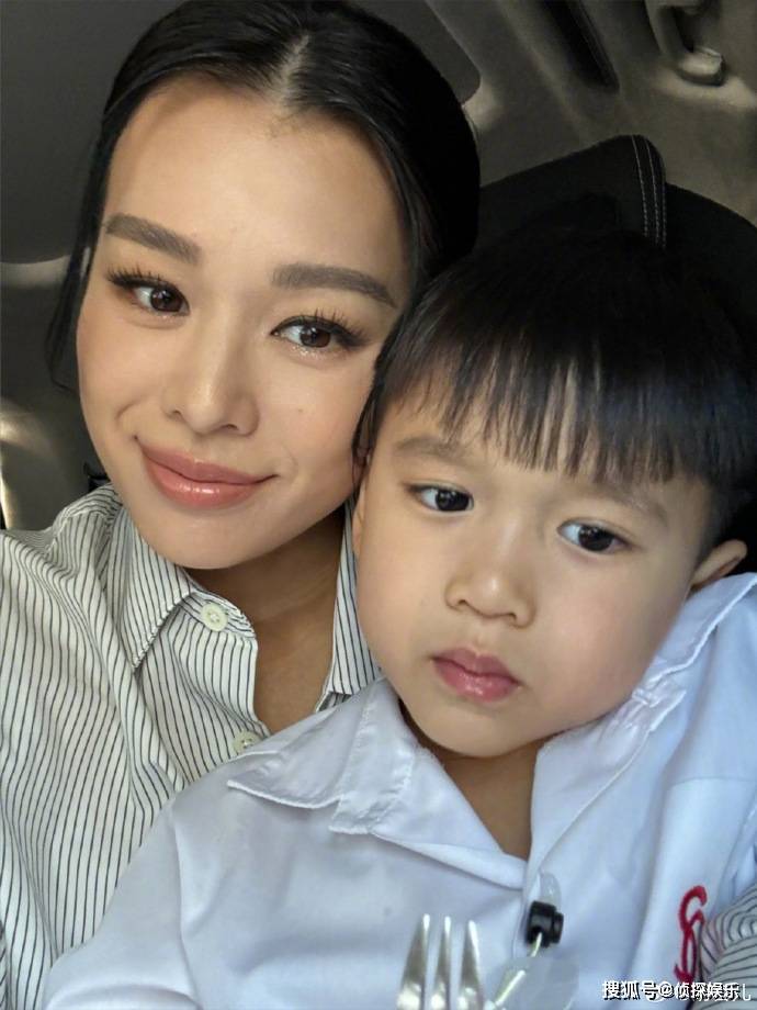 原创胡杏儿白色情人节晒全家福三个儿子长成一张脸一家五口超幸福