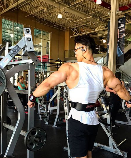 如何练成宽大虎头肩跟着健体冠军短腿小萝卜一起来虐三角肌