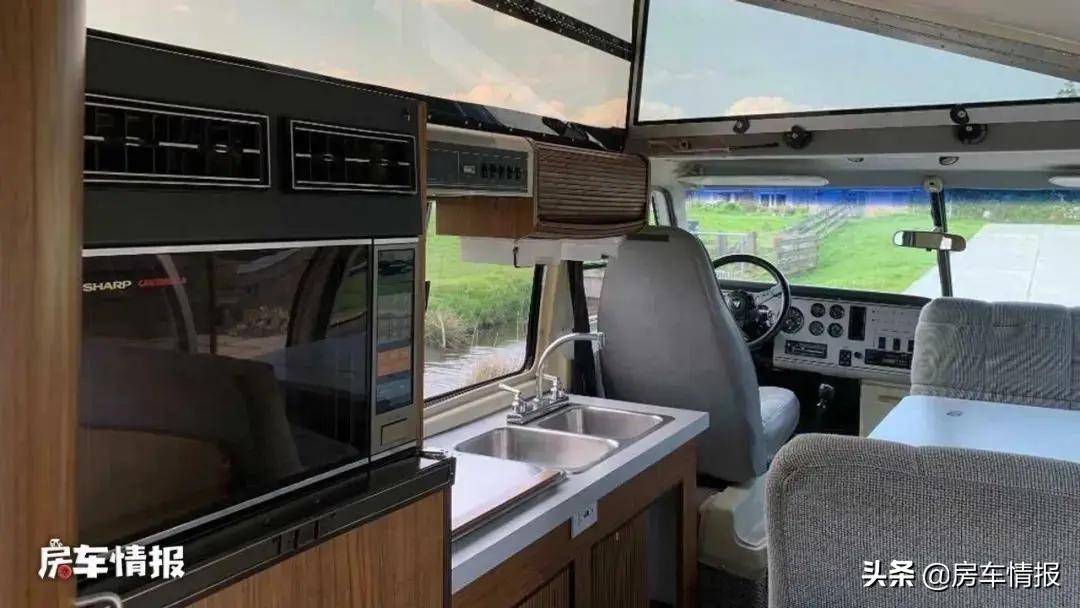 看完这款30年前的宝马房车,感觉现在的设计太普通,大家觉得呢?