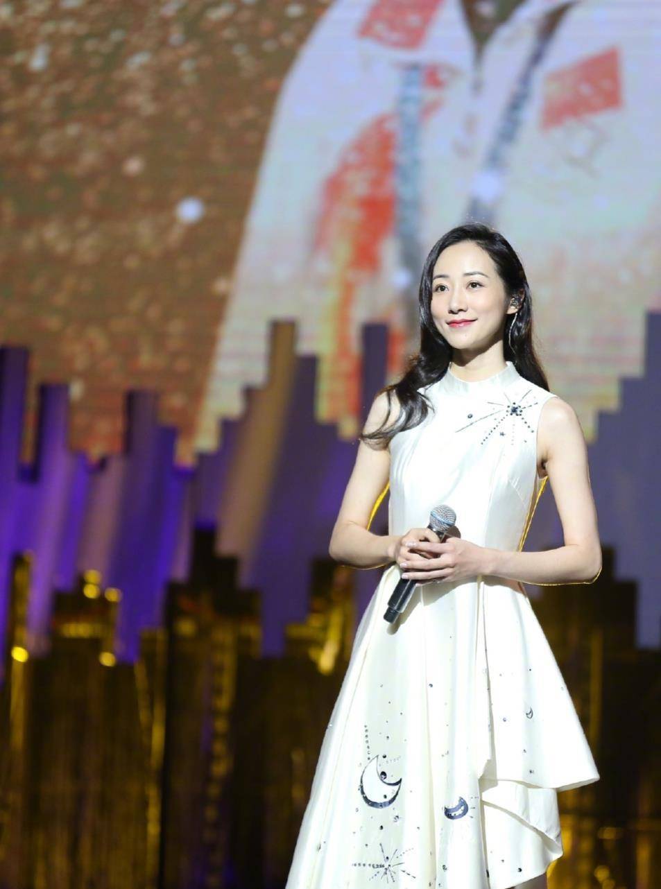 原创韩雪果然很会穿黑色套装大秀修长美腿抢眼又抢镜