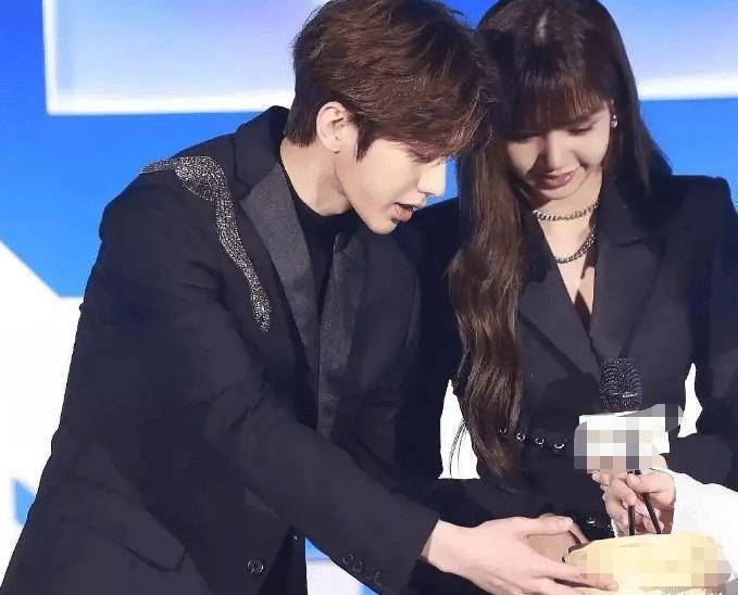 lisa生日当天谁注意蔡徐坤干了啥粉丝直接喊话假如谈了就公开吧