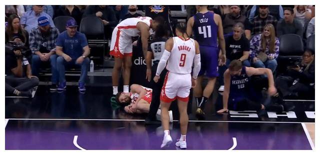 申京打篮球现场惨!脚踝伤势严重!刚刚拼尽全力投篮!_比赛_伤情_受伤