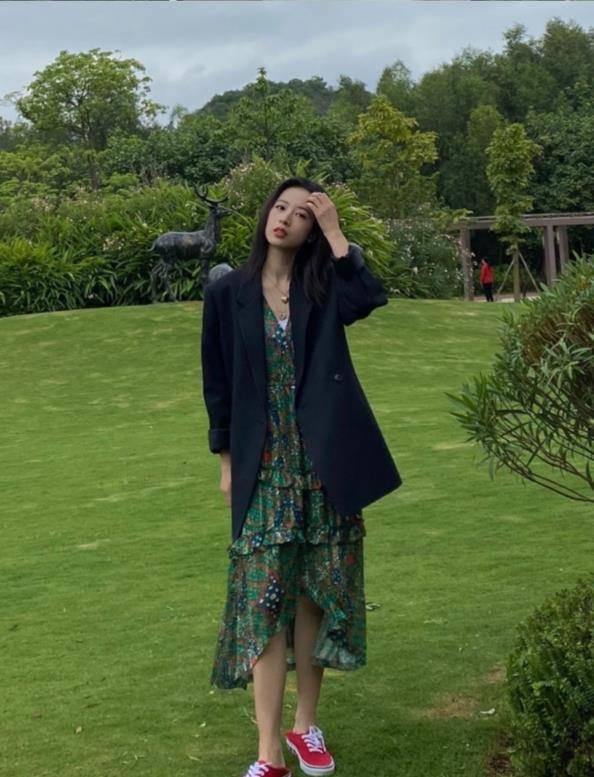 明星微博运营成穿搭博主周雨彤是第一人告别土味就这么穿