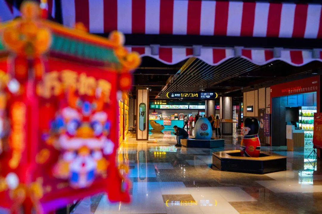 特别值得一提的是,贵阳首家樊登书店就在银海元隆广场.