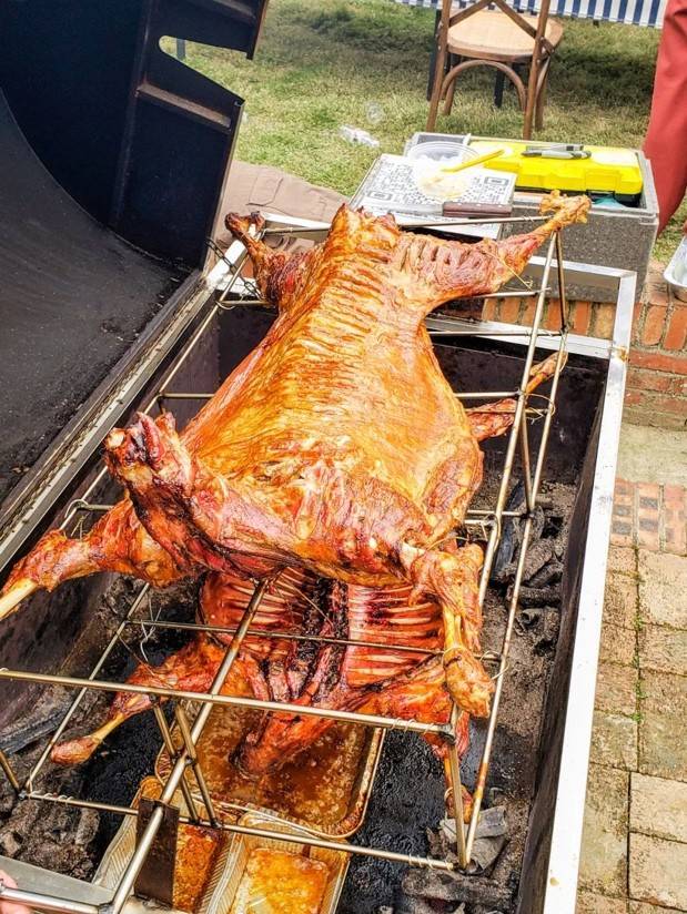 贵港山边村烤全羊攻略假期烤肉嗨翻天