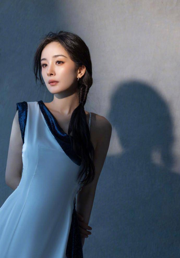 排面拉满!杨幂参加电影《功夫熊猫4》首映礼,高定礼服全球首穿